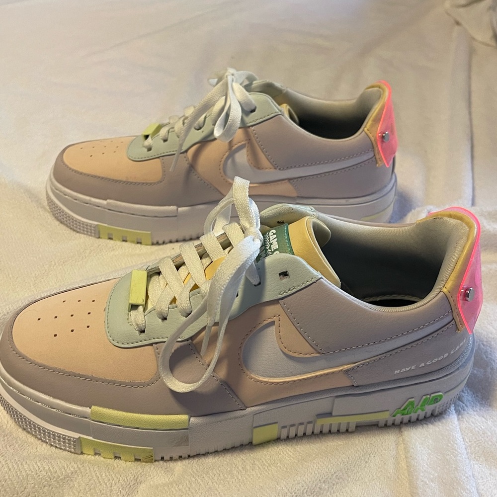 Women’s size 8.5 Nike Air force 1 shadow. Worn twice, in good condition!